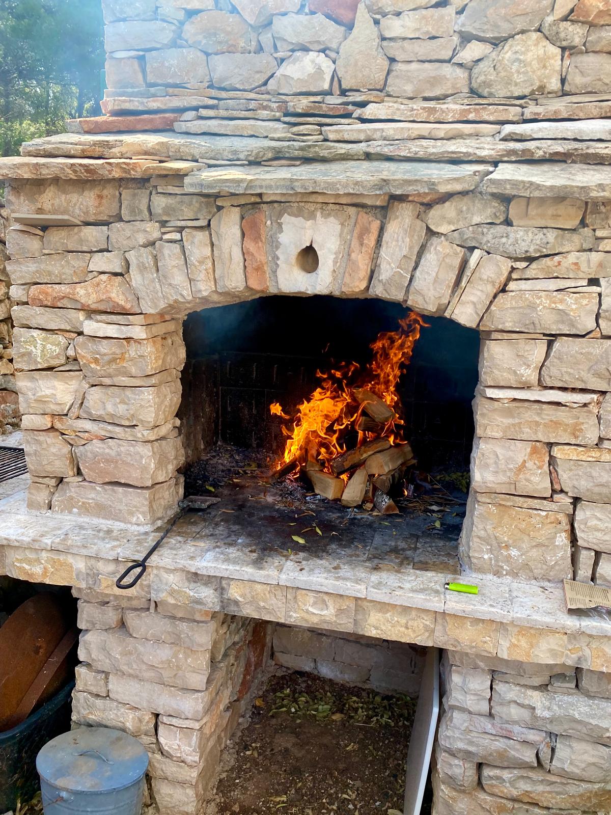 Grill mit Feuer auf Humic, Hvar