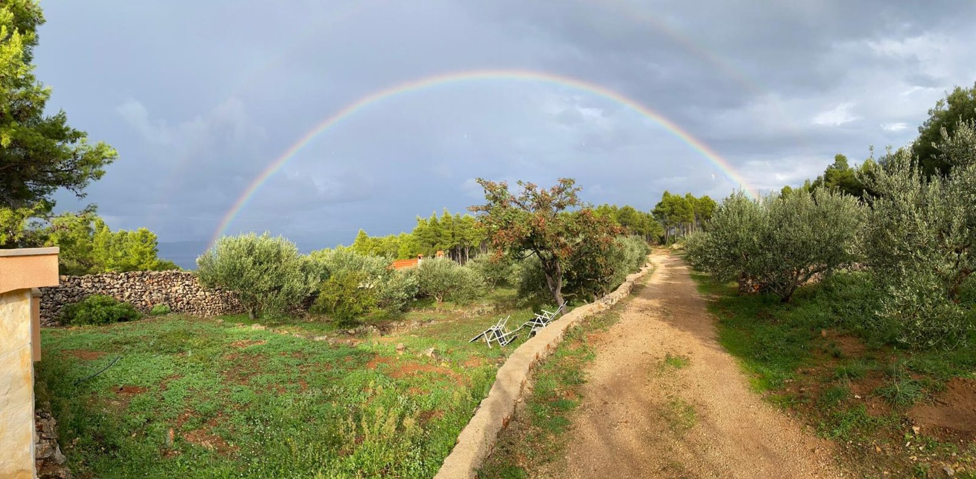 Hvar – Garten mit Regenbogen