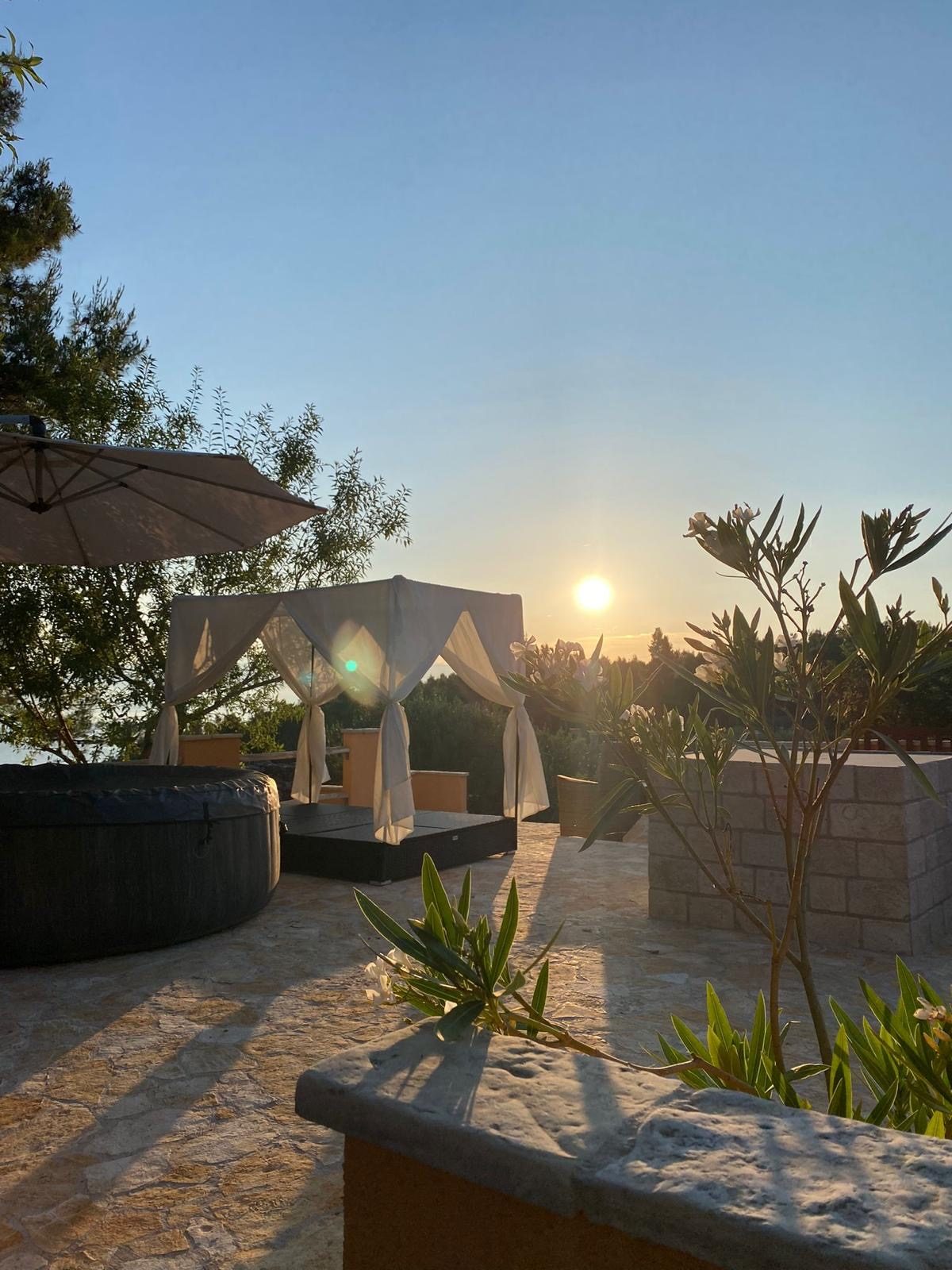 Terrasse bei Sonnenuntergang, Hvar